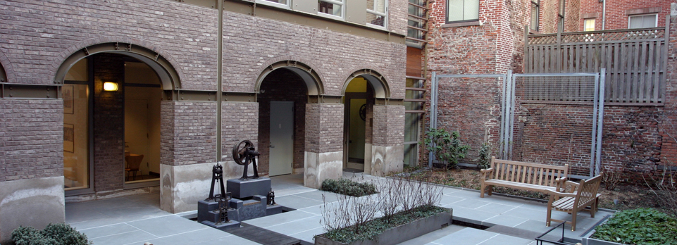 Courtyard at 216 Front Street. Photograph courtesy COOKFOX ARCHITECTS.