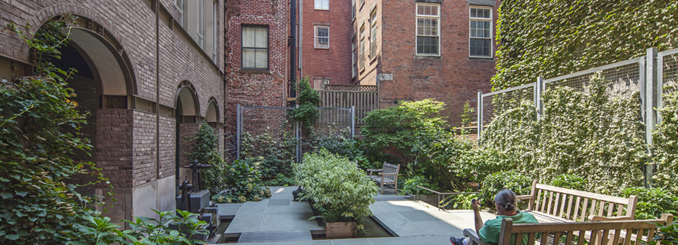 View of courtyard. Photograph courtesy COOKFOX ARCHITECTS.